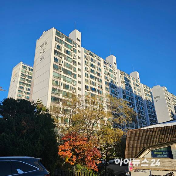 평촌 선도지구에 선정된 샘마을 우방아파트 단지 전경 2024.12.5  [사진=이효정 기자 ]