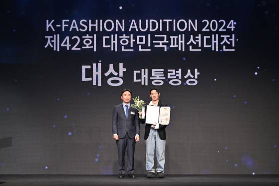 지난 4일 서울 대치동 섬유센터에서 열린 ‘2024 대한민국 패션대상’에서 122:1의 경쟁률을 뚫은 ‘본봄’의 조본봄 대표가 K패션오디션 챌린저 부문 대상(대통령상)을 수상했다. 사진 한국패션산업협회
