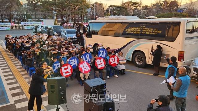 ▲ 전교조 강원지부는 6일 오후 강원도교육청 앞에서 진수영 전교조 강원지부장을 비롯한 조합원과 연대 단체 관계자 등 100여 명이 참석한 가운데 ‘전교조 강원지부 단체협약 사수 결의대회’를 개최했다. 정민엽