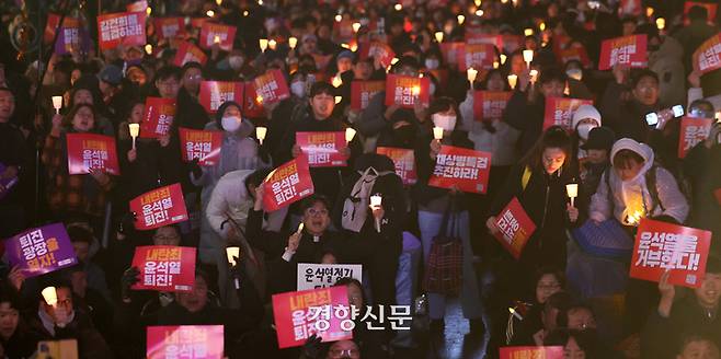 지난 5일 서울 광화문역 인근에서 윤 대통령 퇴진 촉구 촛불집회가 열리고 있다. 2024.12.5 이준헌 기자