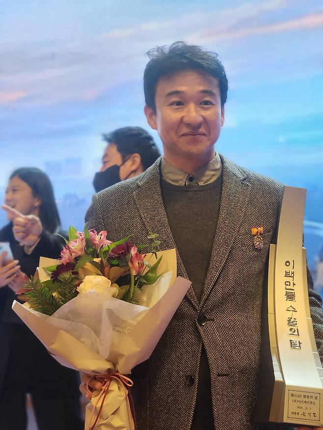 이창훈 아이케이푸드 대표가 '이백만불 수출의 탑'트로피를 들고 기념촬영했다. /사진제공=아이케이푸드
