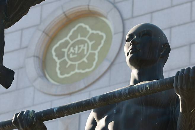 윤석열 대통령의 비상계엄령 선포 뒤 무장한 계엄군이 경기도 과천 중앙선거관리위원회에도 진입했다. 김용빈 중앙선거관리위원회 사무총장은 5일 국회 행정안전위원회가 개최한 비상계엄 관련 긴급 현안질의에 참석해 “10여명의 계엄군이 들어와 야간 당직자 등 5명의 휴대전화를 압수하고 행동 감시 및 출입 통제를 했다”고 밝혔다.  사진은 이날 오후 중앙선관위 과천청사. [연합]