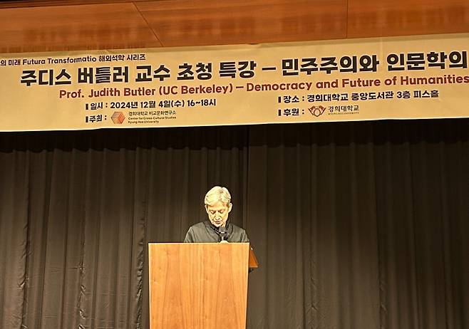 이 시대를 대표하는 철학자 중 한 명으로 손꼽히는 주디스 버틀러가 비상계엄 사태가 벌어진 기간 동안 한국에 머물며 정국 혼란을 지켜본 사실이 알려져 화제가 되고 있다. [소셜미디어 X]