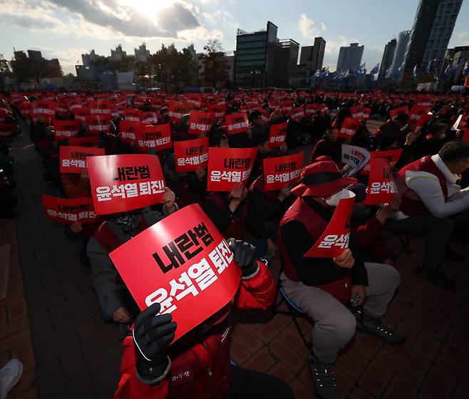 지난 5일 열린 민주노총 울산지역본부의 총파업 결의대회에서 조합원들이 윤석열 대통령 퇴진을 촉구하는 구호를 외치고 있다. [연합]