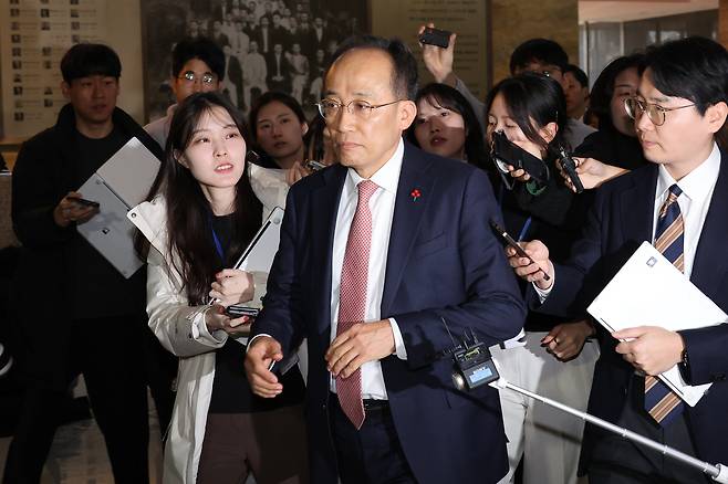 추경호 국민의힘 원내대표가 6일 오전 서울 여의도 국회에서 열린 긴급의원총회에 참석하고 있다. [연합]