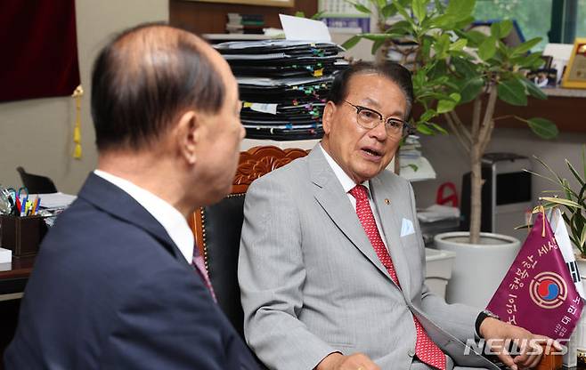 [서울=뉴시스] 김명년 기자 = 4·10 총선 당시 대한노인회 구성원에게 노인복지당을 뽑아달라고 요구한 혐의를 받는 김호일 전 대한노인회장이 첫 재판에서 혐의를 일부 인정했다. 사진은 김 당시 대한노인회장이 지난 6월11일 오전 서울 용산구 대한노인회에서 황우여 국민의힘 비상대책위원장과 대화를 나누고 있는 모습. 2024.06.11. kmn@newsis.com