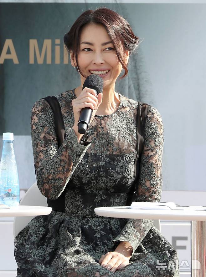 [서울=뉴시스] 일본 배우 나카야마 미호(54)가 사망했다. 6일 일본 공영방송 NHK에 따르면, 나카야마는 이날 오전 도쿄 시부야구 자택에서 숨진 채 발견됐다. 연락이 닿지 않자, 소속사 관계자가 집을 찾았다가 욕실에 쓰러진 나카야마를 발견해 신고했다. 이날 나카야마는 오사카에서 크리스마스 콘서트를 열 계획이었다. '컨디션이 좋지 않다'며 콘서트를 취소한 것으로 알려졌다. 경찰은 사망 원인을 조사 중이다. 사진은 배우 나카야마 미호가 지난 2017년 12월 부산 해운대 비프빌리지 야외무대에서 열린 오픈토크 '여배우, 여배우를 만나다'에 참석한 모습. 2024.12.06. photo@newsis.com