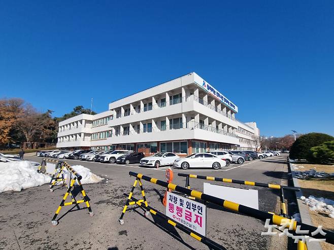 지난 3일 계엄군이 점거를 시도했던 중앙선거관리위원회 기관 3곳 중 유일하게 숙박시설을 갖추고 있는 선관위 연수원 생활동. 정성욱 기자