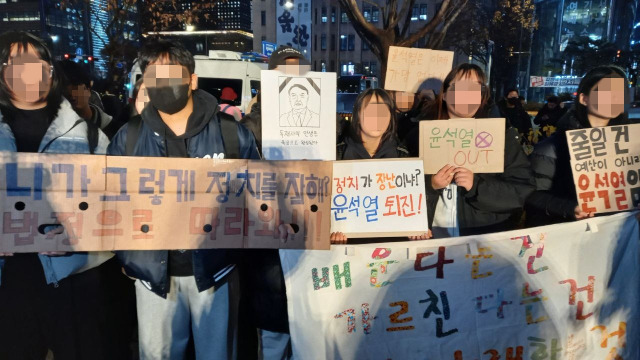 ▲ 12월 5일 서울 종로구 동화면세점 앞에서 열린 두 번째 '내란죄 윤석열 퇴진! 국민주권 실현! 사회대개혁 퇴진 광장을 열자!' 촛불집회에 참여한 금산간디고등학교 학생들. ⓒ프레시안(이명선)