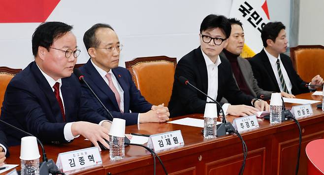 김재원 국민의힘 최고위원이 6일 오전 서울 여의도 국회에서 열린 긴급최고위원회의에서 발언하고 있다. 왼쪽부터 김재원, 추경호 원내대표, 한동훈 대표, 장동혁, 진종오 최고위원. 한 대표는 이날 윤석열 대통령이 비상계엄 당시 주요 정치인을 여인형 방첩사령관에게 체포하도록 지시했다는 의혹 관련 "저는 어제 준비 없는 혼란으로 인한 국민과 지지자의 피해를 막기 위해 이번 탄핵이 통과되지 않게 노력하겠다고 말씀드렸습니다만 새로이 드러나고 있는 사실등을 감안할 때 대한민국과 국민을 지키기 위해 윤 대통령의 조속한 직무집행 정지가 필요하다고 판단한다"고 말했다. 뉴스1