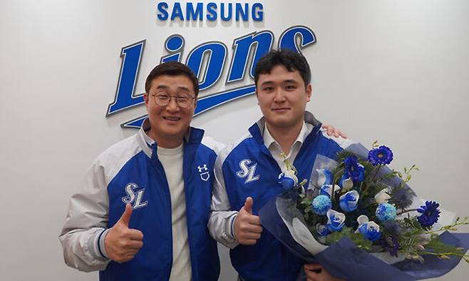프로야구 삼성 라이온즈가 오른손 투수 최원태(27)를 영입했다고 발표했다고 6일 밝혔다. 최원태(오른쪽)와 이종열 삼성 단장이 기념 촬영하고 있다. 연합뉴스