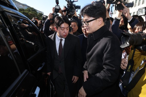 국민의힘 한동훈 국민의힘 대표가 6일 국회에서 추경호 원내대표를 비롯한 친윤계 의원들과 면담을 마친 뒤 차량으로 이동하고 있다. 뉴시스 