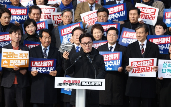 계엄군 수갑 공개하는 김민석 의원 - 더불어민주당 김민석 최고위원이 4일 서울 여의도 국회 본청 앞 계단에서 열린 ‘윤석열 대통령 사퇴촉구 탄핵추진 비상시국대회’에서 규탄사를 하던 중 계엄군이 두고 간 수갑을 보이고 있다. 2024.12.4 연합뉴스