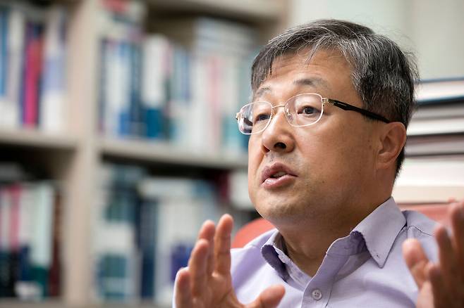 서보학 경희대 법학전문대학원 교수는 “이번 계엄 조치는 내란죄에 해당하며 대통령은 수괴”라고 말했다. ⓒ시사IN 신선영