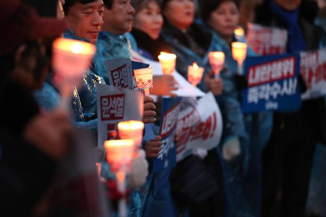 5일 오후 국회 본청 앞 계단에서 윤석열 대통령 사퇴 촉구 촛불문화제가 더불어민주당 주도로 열리는 모습 ⓒ 시사저널 박은숙