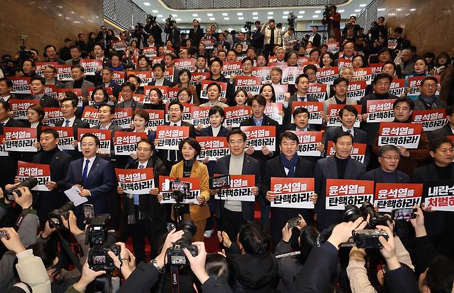 6일 오후 국회 로텐더홀에서 야당 의원들이 '윤석열을 탄핵하라!'라고 적힌 손팻말을 들고 구호를 외치고 있다. ⓒ연합뉴스