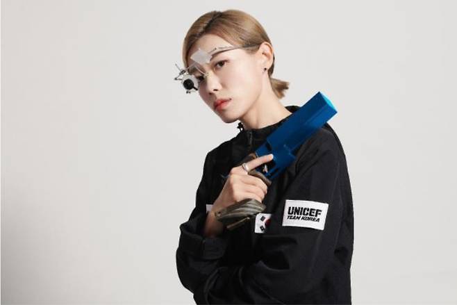 2024 파리 올림픽 사격 은메달리스트 김예지(임실군청)가 세계 어린이를 돕는 ‘유니세프 팀’ 캠페인에 동참한다고 30일 밝혔다. 사진은 ‘유니세프 팀’ 반지를 착용한 김예지. 2024.9.30 유니세프한국위원회 제공