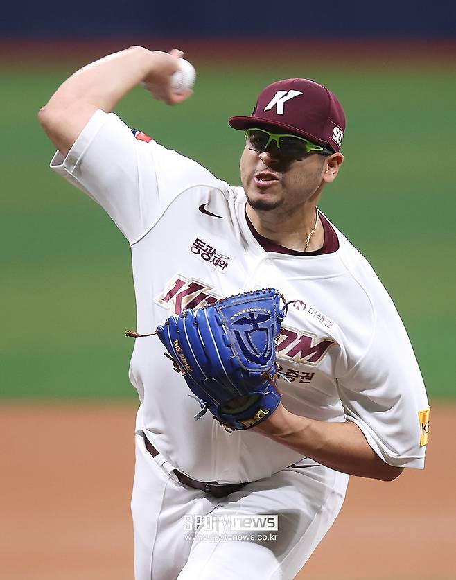 ▲ 삼성과 계약한 외국인투수 아리엘 후라도는 이미 KBO 리그에서 검증을 받은 선수다. 지난 해 키움 유니폼을 입은 후라도는 30경기에 등판해 183⅔이닝을 던져 11승 8패 평균자책점 2.65로 활약하며 평균자책점 4위, 다승 9위, 이닝 3위, 탈삼진 6위에 랭크됐다. 올해도 키움의 에이스로 활약한 후라도는 30경기에 나와 190⅓이닝을 투구하면서 10승 8패 평균자책점 3.36을 남겼다. 평균자책점 4위, 이닝 2위, 탈삼진 4위에 각각 이름을 올렸다. ⓒ곽혜미 기자