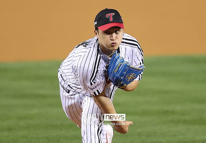 ▲ FA 시장에서 불펜 보강을 이루지 못한 삼성은 선발투수로 눈을 돌렸고 미계약자로 남아 있던 최원태와 접촉, 선발투수진을 보강하는데 성공했다. 이날 키움에서 뛰었던 외국인투수 아리엘 후라도와의 계약도 발표한 삼성은 이로써 후라도, 원태인, 레예스, 최원태로 이어지는 막강한 1~4선발을 구축, 내년 우승을 향한 예열을 마쳤다. ⓒ곽혜미 기자