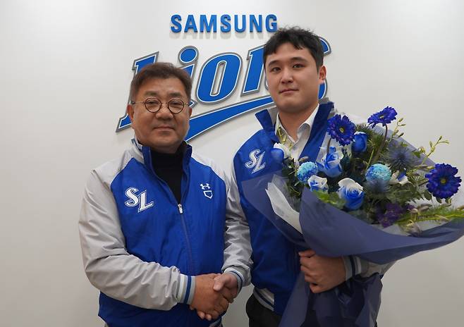 유정근(왼쪽) 삼성 라이온즈 대표이사와 최원태. /사진=삼성 라이온즈 제공