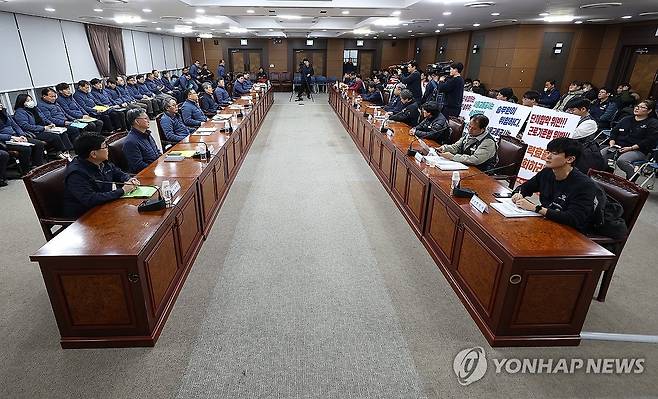 총파업 하루 남기고 최후 협상 나선 서울교통공사 노사 (서울=연합뉴스) 김성민 기자 = 서울지하철 1~8호선을 운영하는 서울교통공사 노사가 총파업을 하루 앞두고 막판 협상에 나선 5일 서울 성동구 서울교통공사 인재개발원에서 노사 대표단이 교섭 시작을 기다리고 있다. 2024.12.5 ksm7976@yna.co.kr