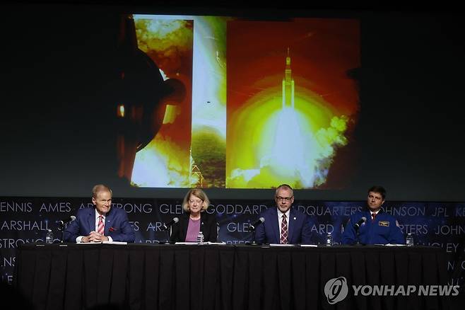 달 착륙 계획 연기 발표하는 NASA 기자회견 [AFP=연합뉴스. 재판매 및 DB 금지]