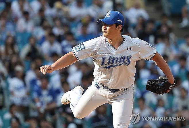 역투하는 오승환 (대구=연합뉴스) 윤관식 기자 = 1일 오후 대구 삼성라이온즈파크에서 열린 2024 프로야구 KIA 타이거즈와 삼성 라이온즈의 경기. 7회초 마운드에 오른 삼성 오승환이 역투하고 있다. 2024.9.1 psik@yna.co.kr