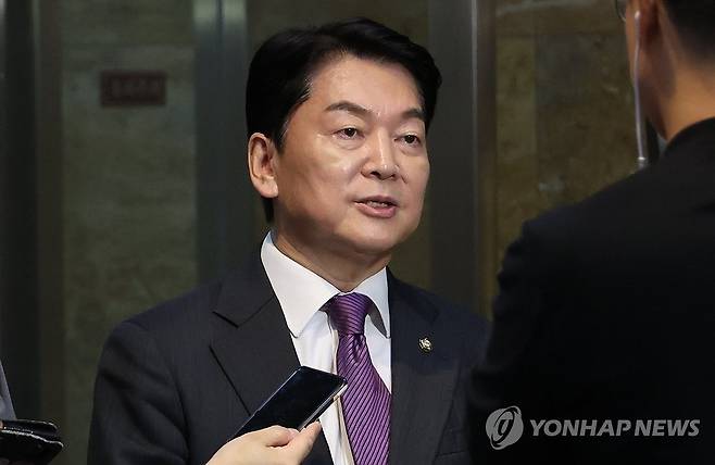 찬성표 던진 안철수 (서울=연합뉴스) 김주성 기자 = 국민의힘 안철수 의원이 4일 오후 서울 국회에서 열린 본회의에서 순직 해병 수사 방해 및 사건 은폐 등의 진상규명을 위한 특별검사의 임명 등에 관한 법률안 투표에서 찬성표를 던진 뒤 취재진의 질문에 답하고 있다. 2024.7.4 utzza@yna.co.kr