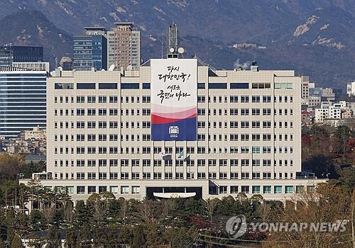 '비상계엄' 후폭풍 탄핵 표결 앞둔 대통령실     (서울=연합뉴스) 황광모 기자 = 비상계엄 사태 뒤 후폭풍이 대한민국 전체를 거세게 휘몰아치고 있다.
    윤석열 대통령은 지난 4일 오전 계엄 해제 발표 이후 공식 일정을 취소했다. 
    사진은 6일 오후 서울 용산 대통령실의 외경. 2024.12.6
    hkmpooh@yna.co.kr
(끝)