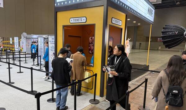 - 입장하자마자 니케 부스로 향한 지휘관들