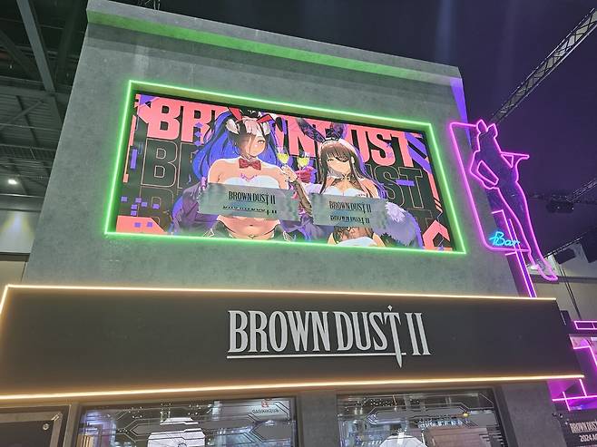 - 지나가는 관람객들이 한 번씩은 눈길을 줬다