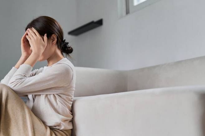 외롭게 혼자 있는 시간이 많은 사람은 뇌가 쇠퇴할 가능성이 높다. [사진=게티이미지뱅크]