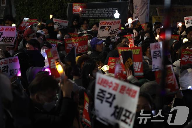 6일 오후 서울 여의도 국회의사당 앞에서 열린 윤석열 대통령의 퇴진 촉구 집회에서 시민들이 손피켓을 들고 정권 퇴진을 촉구하고 있다. 2024.12.6/뉴스1 ⓒ News1 이동해 기자