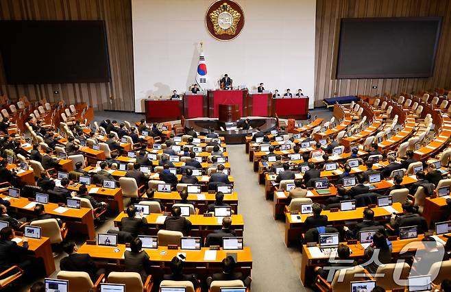 7일 오후 서울 여의도 국회 본회의장에서 윤석열 대통령 탄핵소추안이 의결 정족수 195명으로 미달, 투표 불성립으로 인해 폐기되고 있다. 2024.12.7/뉴스1 ⓒ News1 안은나 기자