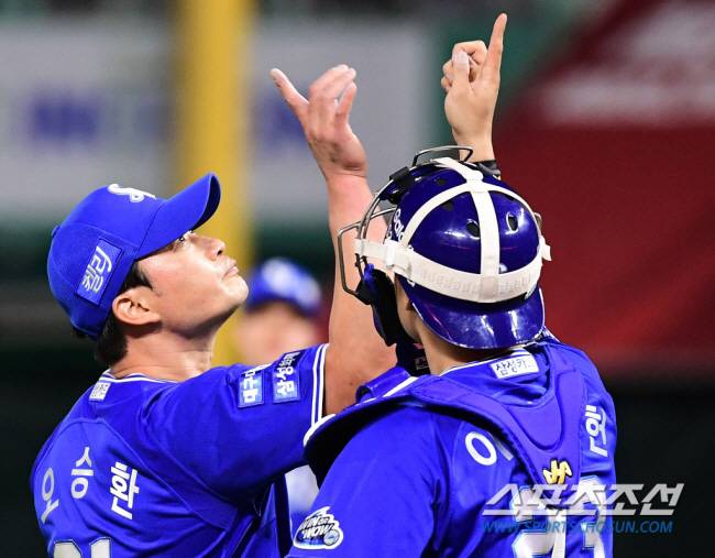 4일 인천 SSG랜더스필드에서 열린 SSG와 삼성의 경기. 삼성이 SSG에 승리하면 5연승을 질주했다. 경기 종료 후 세리머니를 펼치고 있는 오승환, 이병헌. 인천=송정헌 기자songs@sportschosun.com/2024.06.04/