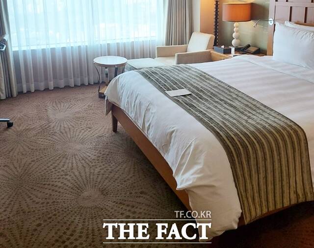 호텔 객실 침대에 설치돼 있는 길다란 천 '베드 스카프'는 신발을 신은 채로 올라갔을 때 이불이 더러워지지 않도록 발을 올려 두는 용도로 사용된다. 사진은 롯데호텔 부산 객실 침대에 베드 스카프가 놓인 모습 /우지수 기자