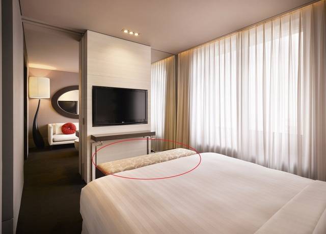 서양식 침실 문화 중에는 베드 스카프 외에 침대에 오르내리기 전 앉아 신발을 벗거나 신을 수 있는 가구 '베드 벤치'도 있다. /한화호텔앤드리조트