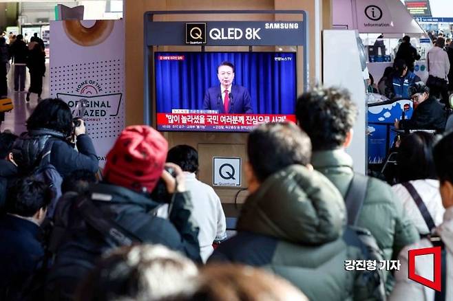 윤석열 대통령 탄핵소추안 표결일인 7일 서울역 대합실에서 시민들이 윤 대통령의 대국민담화를 지켜보고 있다. 강진형 기자