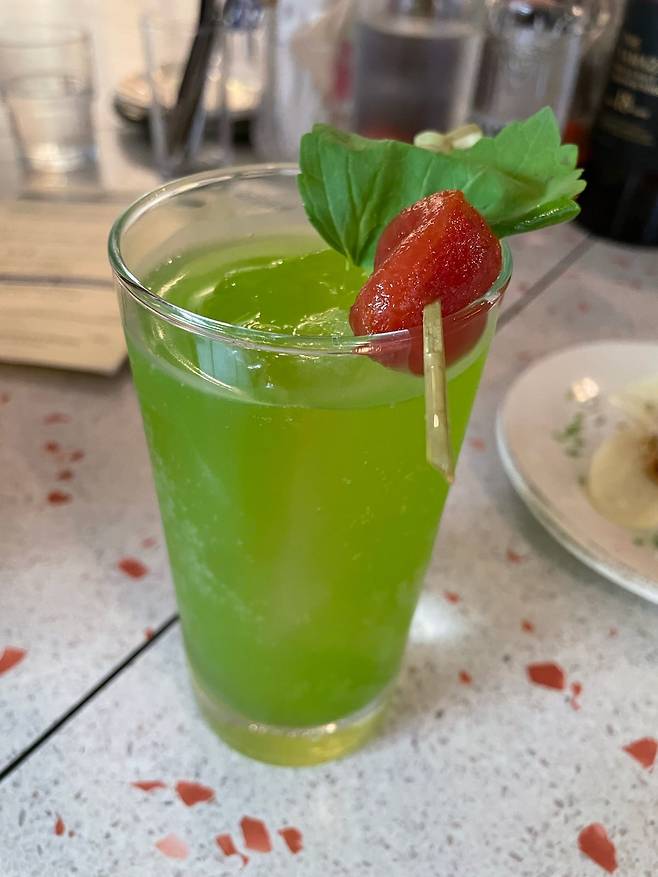 방아 하이볼. 으깬 방아에 위스키를 부은 후 체로 걸렀다. /한은형 제공