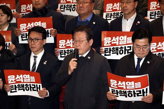 이재명 더불어민주당 대표가 7일 오후 국회에서 열린 '윤석열 대통령 탄핵 촉구 및 국민의힘 규탄대회'에서 발언을 하고 있다. 이날 윤 대통령에 대한 탄핵소추안은 투표불성립으로 폐기됐다. ⓒ뉴시스