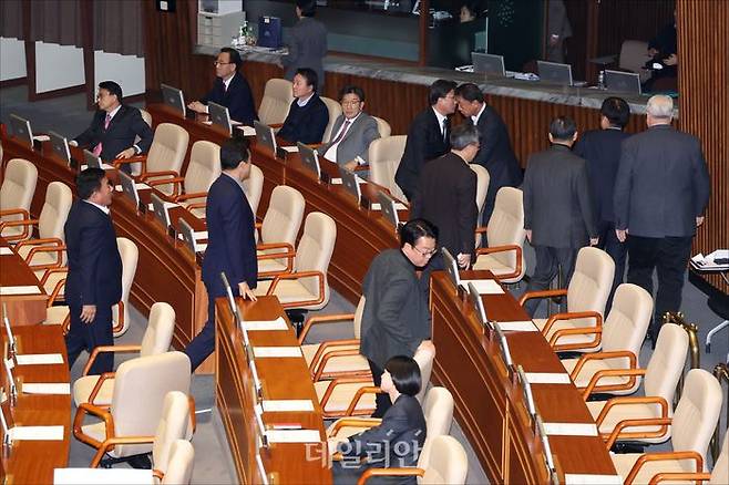 윤석열 대통령 탄핵소추안이 7일 오후 열린 국회 본회의에서 상정되자 여당인 국민의힘 의원들이 본회의장을 떠나고 있다. ⓒ데일리안 홍금표 기자