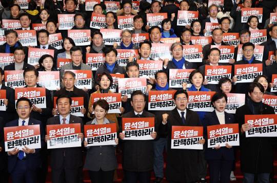 이재명 더불어민주당 대표 등 의원들이 7일 서울 여의도 국회에서 윤석열 대통령 담화 규탄 의원총회를 하고 있다. [연합뉴스]