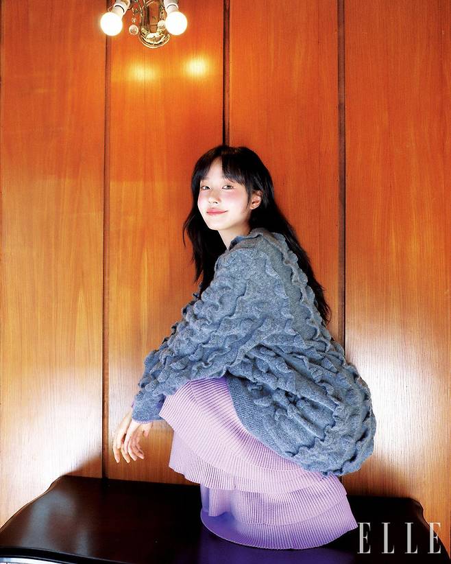 그레이 롱 스웨터와 티어드 원피스, 플랫폼 슈즈는 모두 Moschino. 크리스털 소재 임버 테니스 네크리스와 테디 펜던트 네크리스는 모두 Swarovski.