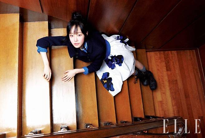 크롭트 재킷과 셔츠, 플라워 스커트, 워커 부츠, 삭스, 펄 네크리스는 모두 Miu Miu.