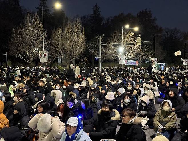 7일 서울 영등포구 국회의사당 앞에 모인 시민들은 윤석열 대통령에 대한 탄핵소추안 불성립 소식에 탄식했다./사진=정원일 기자