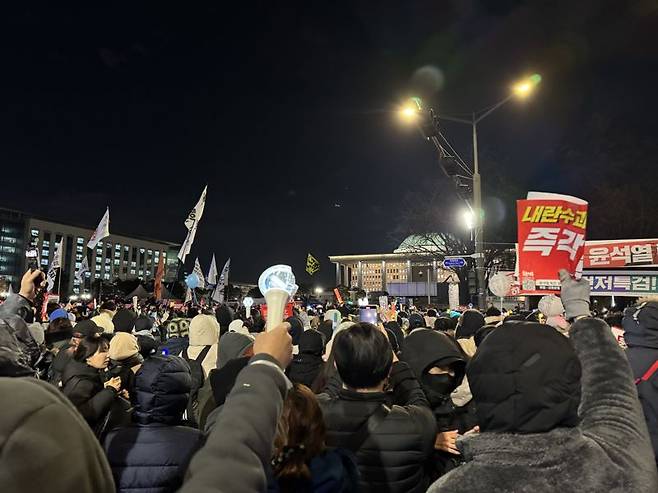 7일 서울 영등포구 국회의사당 앞에 모인 시민들은 윤석열 대통령에 대한 탄핵소추안 불성립되자 탄핵을 외치고 있다/사진=정원일 기자