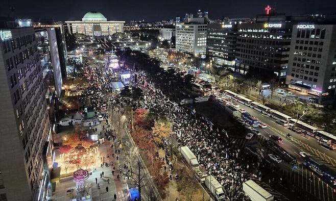 12월6일 서울 영등포구 여의도 국회의사당 앞에서 열린 윤 대통령 퇴진 촉구 집회에 시민 5만명(주최측 추산)이 촛불과 손팻말을 들고 참여하고 있다. 류우종 기자 wjryu@hani.co.kr