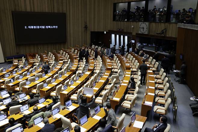 2024년 12월7일 오후 국회 본회의장에서 김건희 특검법이 부결된 뒤 국민의힘 의원들이 회의장을 나가고 있다. 김명진 기자