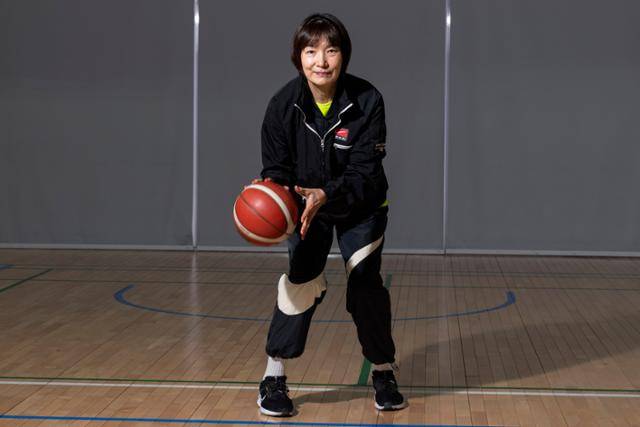 박찬숙 서대문구청 여자농구단 감독이 11월 5일 서울 서대문구 북아현문화센터에서 드리블 후 슛을 쏘는 포즈를 취하고 있다. 류기찬 인턴기자