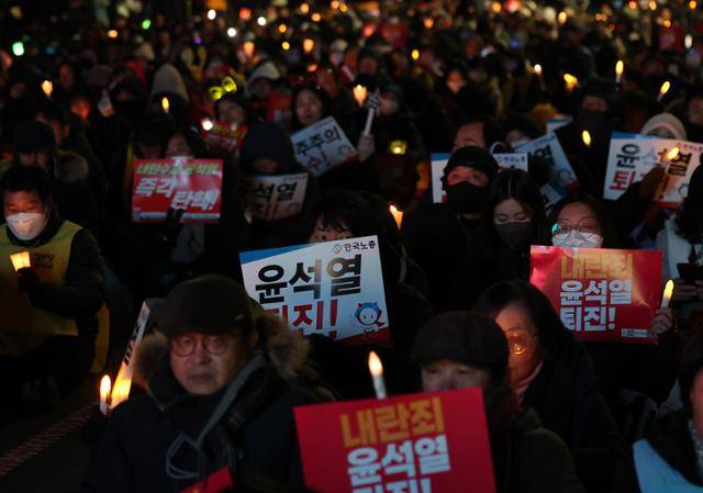 6일 오후 서울 영등포구 국회의사당역 인근에서 시민들이 대통령 탄핵을 촉구하는 촛불집회에 참석해 있다. 연합뉴스